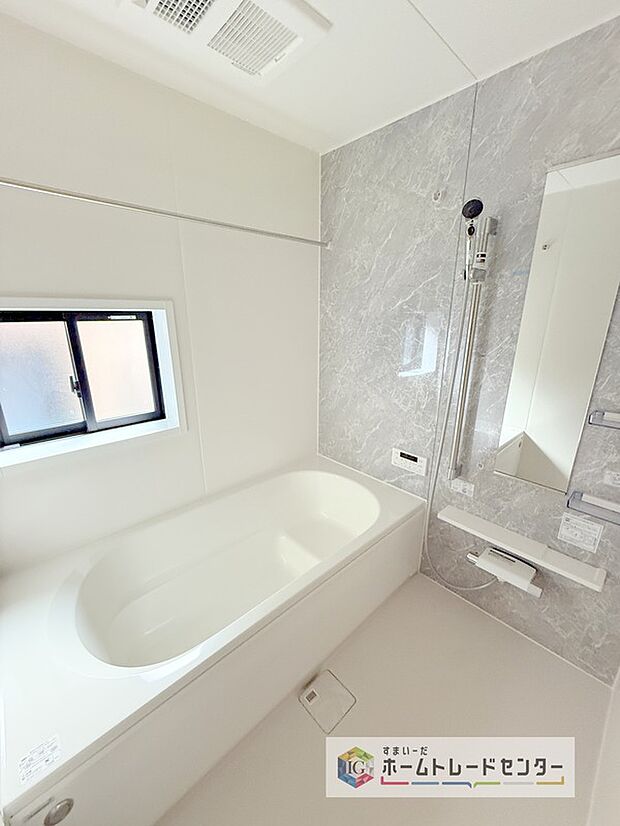 【【浴室】】一坪タイプのユニットバスは、足をしっかりと延ばして一日の疲れを癒すことが可能です。浴室暖房乾燥機も完備しておりますので、カビの心配が無いのはもちろん、雨の日のお洗濯物はお風呂で乾かせます。