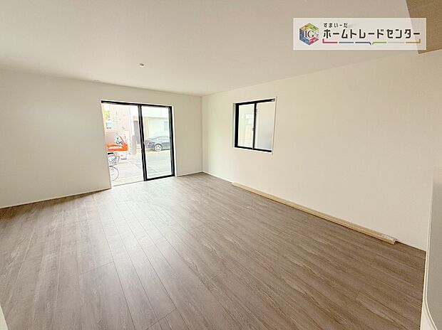 【リビング】リビングにはこだわって開口部を可能な限り多く設けました。日当たり、風通しを良くするのはもちろんですが、やはり人が集まる場所ですので、開放感が必要な場所だと思います。広々としたリビングをお楽しみください