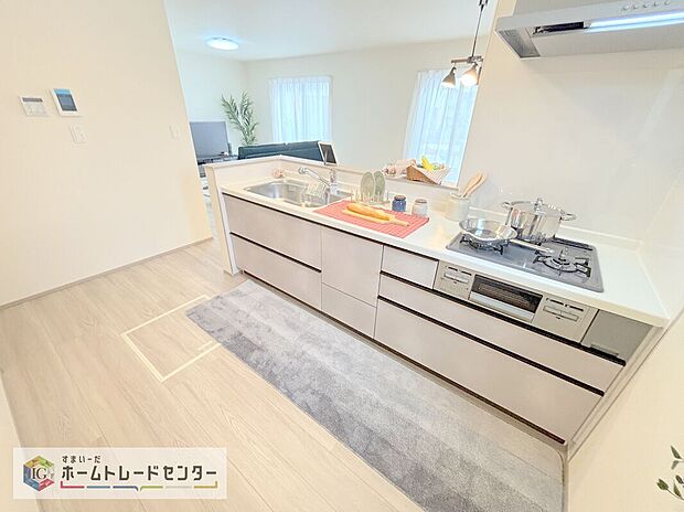 【【システムキッチン】】見栄えもよくお手入れもスムーズに出来ます。豊富な収納力もございますので、キッチンスペースをスッキリとお使い頂けそうです。

