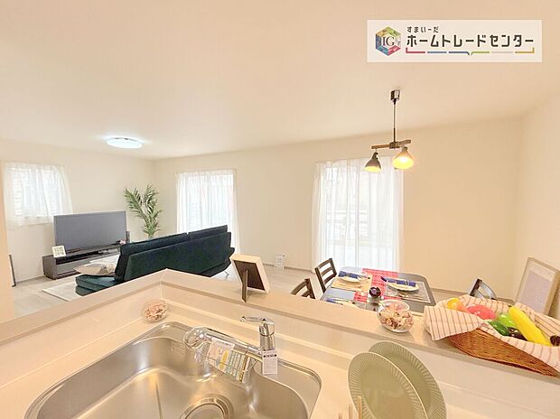 【キッチン】キッチンからリビングを見渡せますので、お料理やお片付け中もご家族のコミュニケーションをお取りいただけます。そしてキッチン自体も明るくなりますし、風も抜けますので衛生面で見ても安心いただける作りです。
