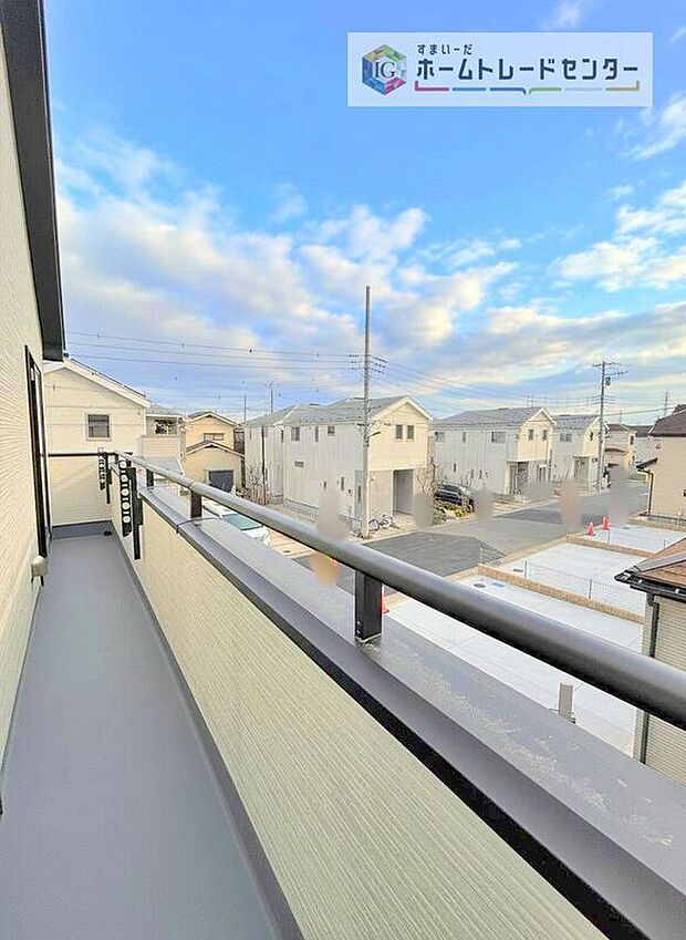 【バルコニー】バルコニーは2部屋以上からの出入りが可能となっております。同じ家族でも生活スタイルが異なる今の時代、昼間お休みになられている方がいても支障なくバルコニーを使えるために必要とされる要素かと思います。