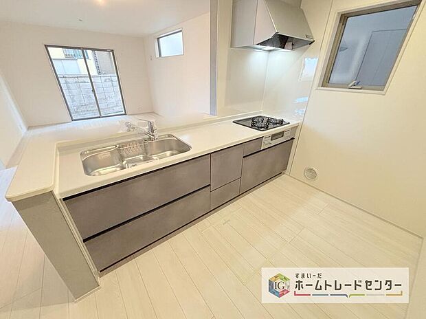 【キッチン】人気の対面式キッチン☆お食事の準備をしながらでもご家族とのコミュニケーションを楽しめます♪スライドタイプの収納を採用してますので、奥までしっかりと収納空間を利用できます。取り出しも簡単に♪