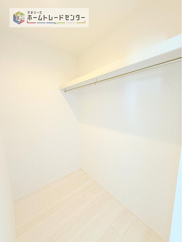 【収納】あると助かるウォークインクローゼットです。長く住むにつれて自然と多くなるお荷物も楽々しっかりと収納できます。また、時間のかかる衣替えも衣服の順番を変えるだけでいつでも簡単にできてストレスフリー。