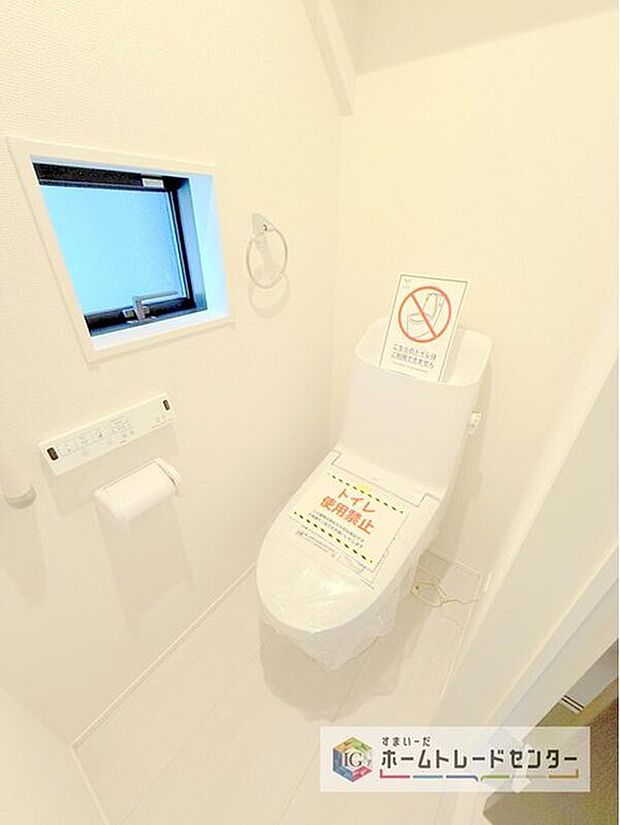 【【トイレ】】暖房機能の付いた便座は冬の寒い日にはあって良かったと本当に思います。もちろん快適で清潔なシャワー機能は標準で備えています。スペースも広くとっているので普段のお掃除もしやすいトイレスペースです。