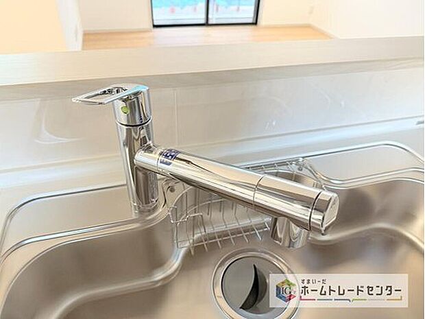 【【浄水器】】浄水カートリッジ内蔵で場所を取らずに見た目もスッキリ。ノズルはシャワーヘッドになっておりお掃除も楽々です。