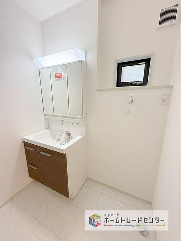 【洗面台・洗面所】合わせ鏡が可能な3面鏡です。朝の忙しい時間でもの身だしなみのチェックもここだけで完結できます。もちろん鏡の後ろは充分な収納力を持った収納となっており、視界に入る部分はスッキリと片付きます。