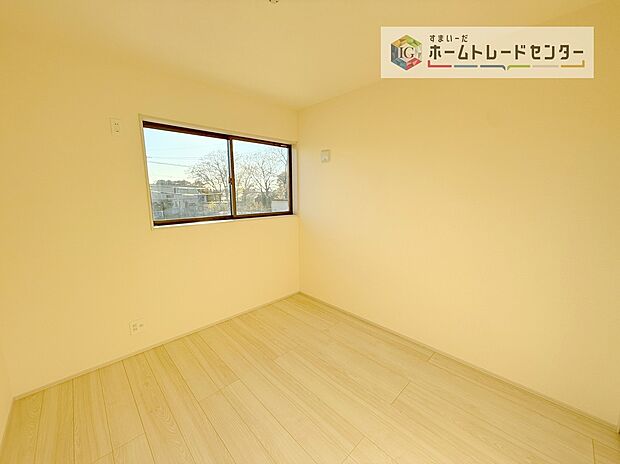 【洋室】日中は太陽の光で明るいため、照明を点ける必要がありません。冬場は暖かく過ごしやすいので暖房費が節約できます。観葉植物やベランダガーデニングが趣味の人にもおすすめです♪