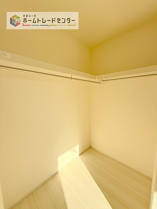 【収納】大容量のウォークインクローゼットです。どなた様でも収納に頭を悩ませたことがあるかと思います。ウォークインクローゼットがございますと一気に解決いたしますし、お部屋を最大限の空間ですっきりお使い頂けます。