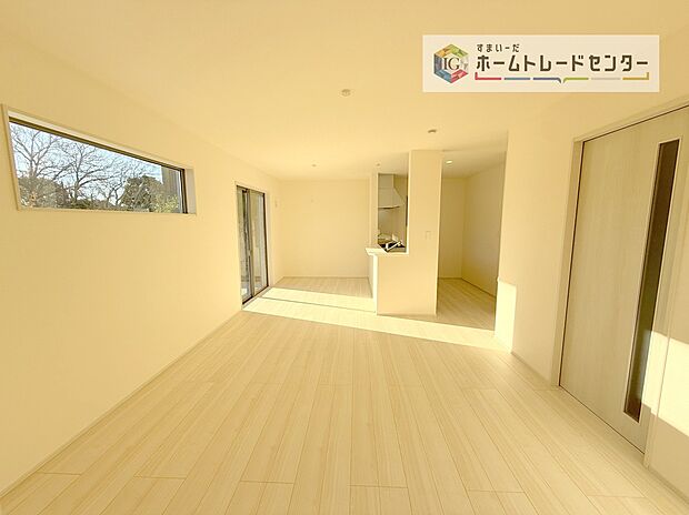 【リビング】キッチンから見て、横長のリビングはご来客時に、キッチンはもちろんダイニングスペースを視界に入れない配置が可能です。生活感をお客様に見せたくない方などにも喜ばれています。家具の配置もしやすいのも良いです