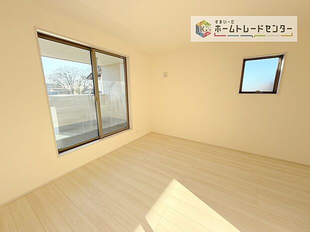 【洋室】日当りの良さは写真でも充分に伝わるかと思いますが、開放感のある周囲にめぐまれたおかげで、風通しもとても良くなっております。ぜひ現地を見ていただき体感していただきたいポイントです。