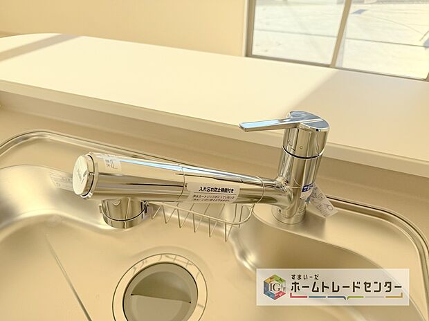 【【浄水器】】浄水カートリッジ内蔵で場所を取らずに見た目もスッキリ。ノズルはシャワーヘッドになっておりお掃除も楽々です。