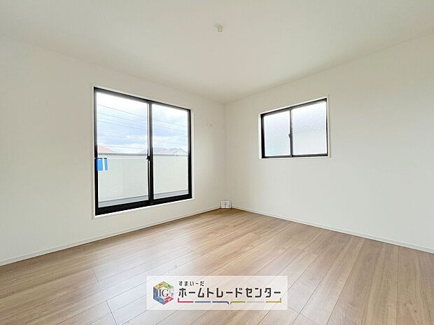 【【全居室フローリング】】カーペットや畳のようにほこりや汚れが繊維に入り込むことがないので、とても掃除やお手入れがしやすいです。子供たちの食べこぼしなどで床が汚れてしまった場合も手間がかかりません!