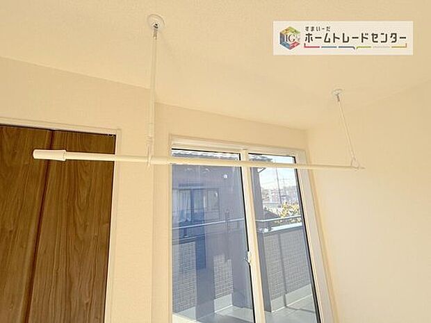 【【室内物干し】】急な雨にも対応できる室内物干しが標準装備のため、バルコニーの屋根を設置するは必要がありません。風の強い日でも気にせずお洗濯ができます。
