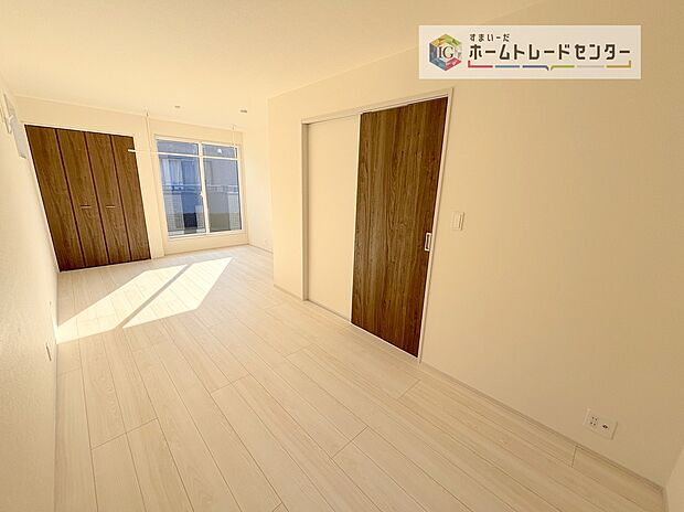 【洋室】日当りの良さは写真でも充分に伝わるかと思いますが、開放感のある周囲にめぐまれたおかげで、風通しもとても良くなっております。ぜひ現地を見ていただき体感していただきたいポイントです。
