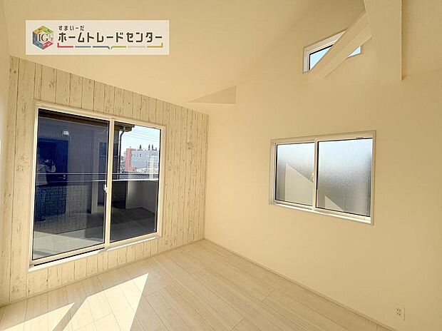 【リビング以外の居室】日当りの良さは写真でも充分に伝わるかと思いますが、開放感のある周囲にめぐまれたおかげで、風通しもとても良くなっております。ぜひ現地を見ていただき体感していただきたいポイントです。
