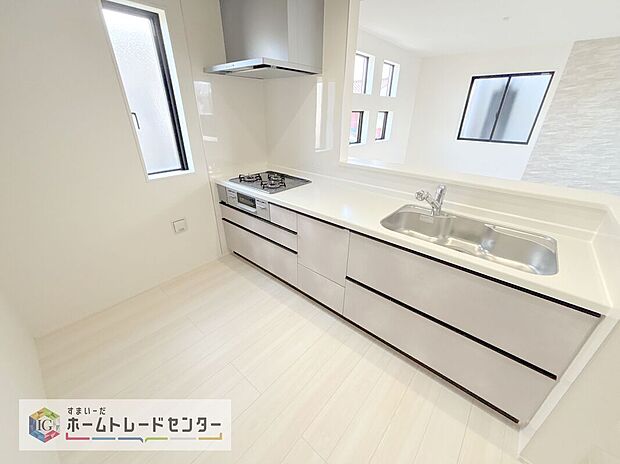 【キッチン】人気の対面式キッチン☆お食事の準備をしながらでもご家族とのコミュニケーションを楽しめます♪スライドタイプの収納を採用してますので、奥までしっかりと収納空間を利用できます。取り出しも簡単に♪
