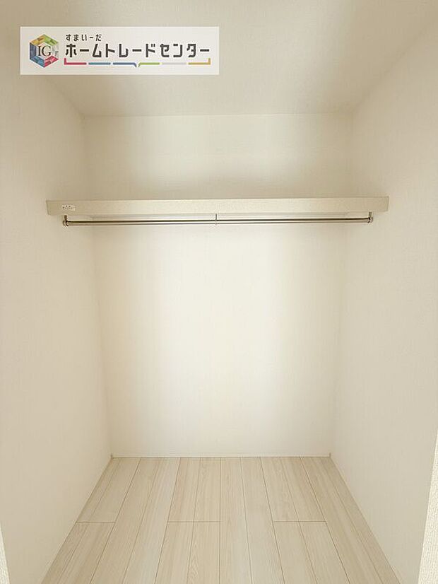 【収納】分かりにくくてすみません、ウォークインクローゼットです。各部屋に収納があるのはもちろんですが、同規模の収納をこの物件では3つ設けました。居室はスッキリとなり、空間を最大限有効利用していただけます。
