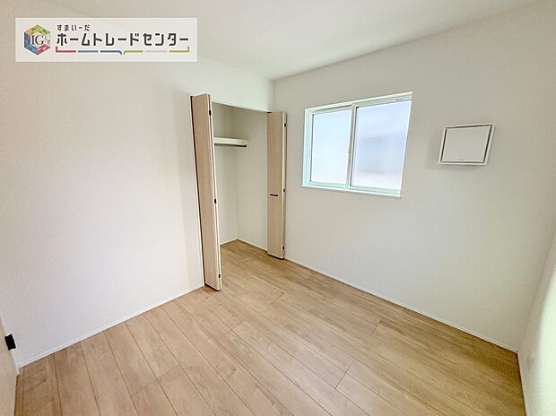 【洋室】収納を完備している居室です。収納が豊富な住宅は居室空間がしっかりと使えるので暮らしやすさが断然に上がります。荷物をを気にすることなく家具の配置をお好み通りにできるのも大きな魅力です。
