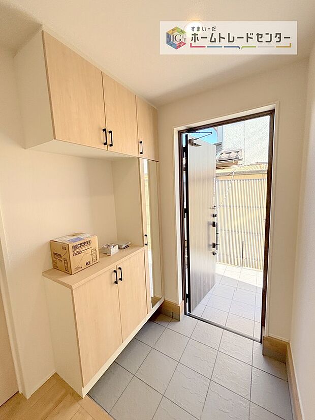 【玄関収納】天井近くまでの高さがあり、収納力が高いコの字型のシューズボックスです♪ご家族の履物もスッキリできます。間の空間部分は、家族のカギ置き場にして機能的に使ったりと、様々な用途で使用できます。
