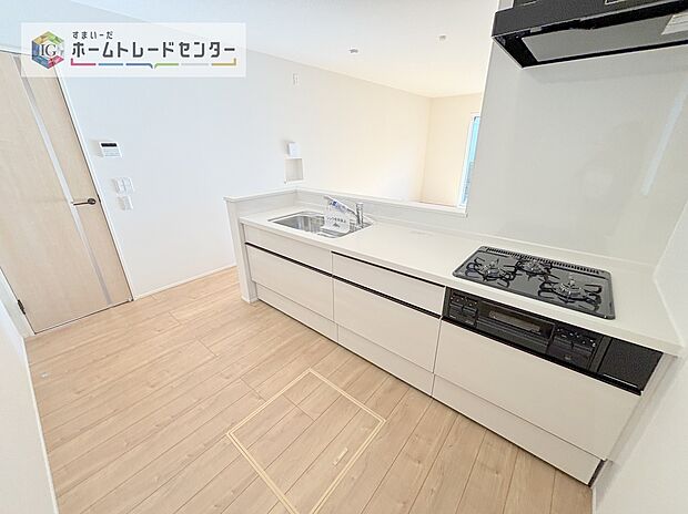 【【システムキッチン】】見栄えもよくお手入れもスムーズに出来ます。豊富な収納力もございますので、キッチンスペースをスッキリとお使い頂けそうです。

