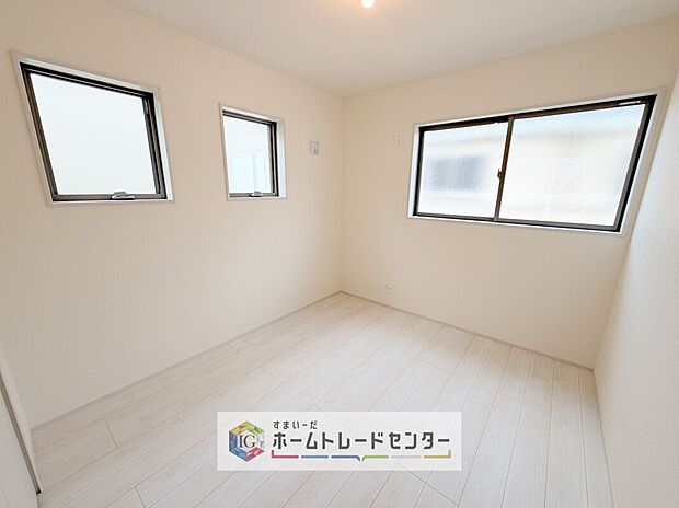 【洋室】全居室2面採光です。光を取り入れやすのはもちろんですが、建物全体の窓の数も増えておりますので、換気性能に優れた物件です。窓を開ければ家中を気持ちの良い風が通り抜けます。
