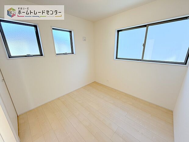 【洋室】全居室2面採光です。光を取り入れやすのはもちろんですが、建物全体の窓の数も増えておりますので、換気性能に優れた物件です。窓を開ければ家中を気持ちの良い風が通り抜けます。
