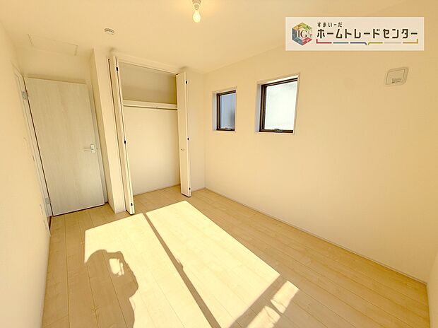 【洋室】各居室に収納を完備しております。収納が豊富な住宅は居室空間がしっかりと使えるので暮らしやすさが断然に上がります。荷物をを気にすることなく家具の配置をお好み通りにできるのも大きな魅力です。
