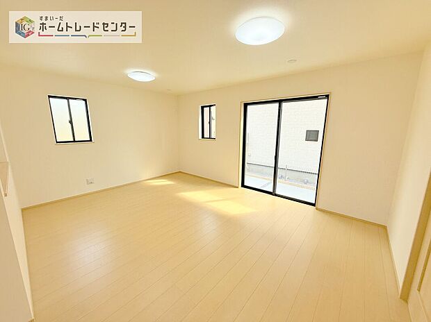 【リビング】広々としたリビングは南側に設けた掃き出し窓からたくさんの陽光を取り入れてくれます。家族が集まる空間ですからやはり明るさと、暖かさは大切です。広さがありますので家具の配置に悩まなくて済むのも良いです。
