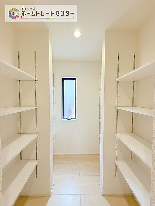 【パントリー】玄関、キッチン2ヵ所からアクセスできます。ミネラルウォーターや調味料など、まとめ買いしても置き場所の心配がいりません。育ちざかりのお子様を持つママにとっても嬉しいスペースです。