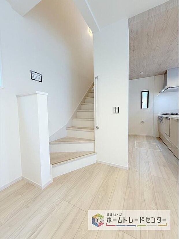 【【リビングイン階段】】帰宅時・外出時の自然なコミュニケーションを育むリビングイン階段を採用。家族が必ず顔を合わせて欲しい。そんな思いをこめています。