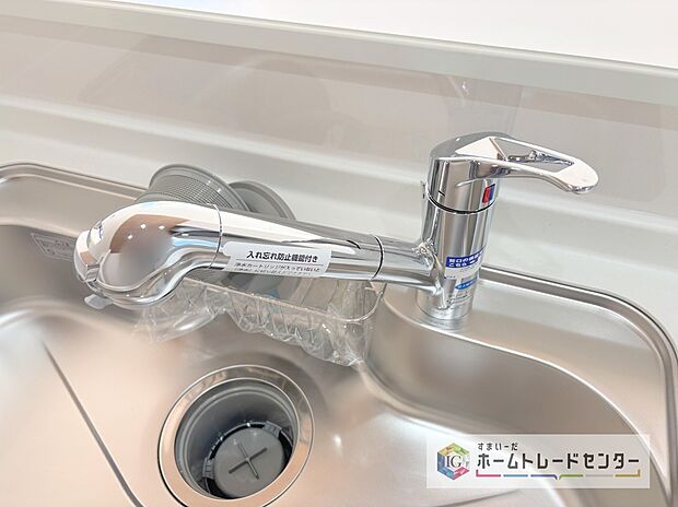 【【浄水器】】浄水カートリッジ内蔵で場所を取らずに見た目もスッキリ。ノズルはシャワーヘッドになっておりお掃除も楽々です。