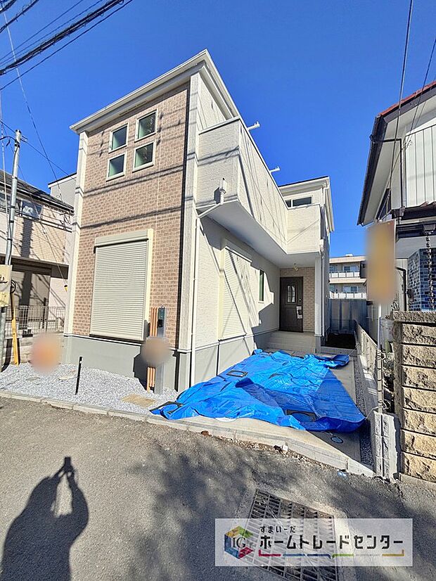 【【敷地内駐車場】】目の届きやすい場所に駐車場があるので安心感があります。また、荷物をたくさん持った状態でも車を降りてすぐ建物内に入ることができ、子どもを持つファミリー世帯にもおすすめです。