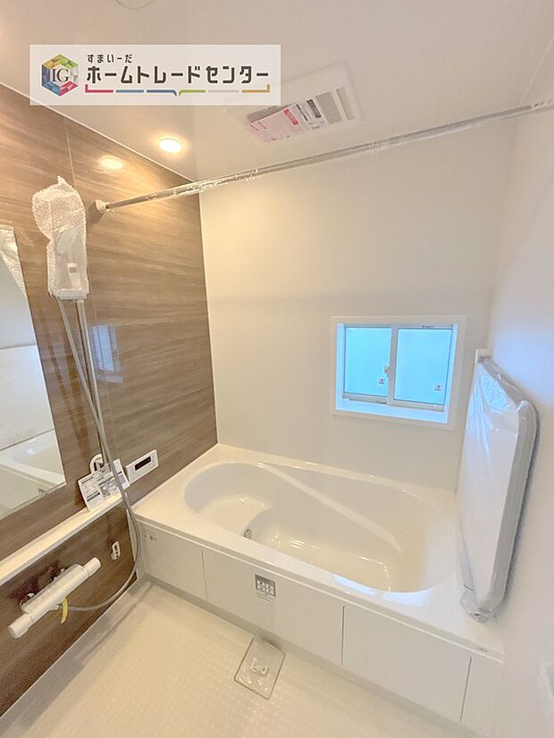 【【浴室】】一坪タイプのユニットバスは、足をしっかりと延ばして一日の疲れを癒すことが可能です。浴室暖房乾燥機も完備しておりますので、カビの心配が無いのはもちろん、雨の日のお洗濯物はお風呂で乾かせます。