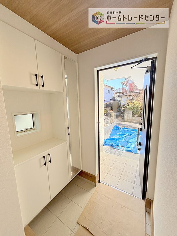 【玄関】姿見付きの下駄箱でお家を出る前にコーディネートの最終チェックをすることができます♪大容量の収納力でご家族の履物もすっきり収納できます♪片付けが楽になる豊富な収納は、日々のストレス軽減にもつながります