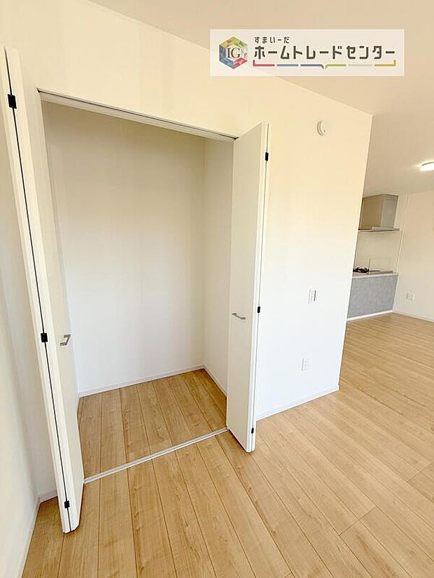 【収納】掃除用具や文房具等が収納できるためリビングをスッキリ見せることが出来ます♪また、収納用に家具などを購入する必要がないので、地震が起きても家具が倒れてくる心配もありません。