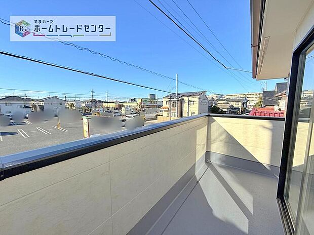 【バルコニー】お洗濯物を干したり、日光浴をしたり、色々なことにお使いいただくバルコニーは、外から見た際に建物の見た目にも大きな影響を与える要素の一つです。自慢の我が家としていただくために形にもこだわりました。