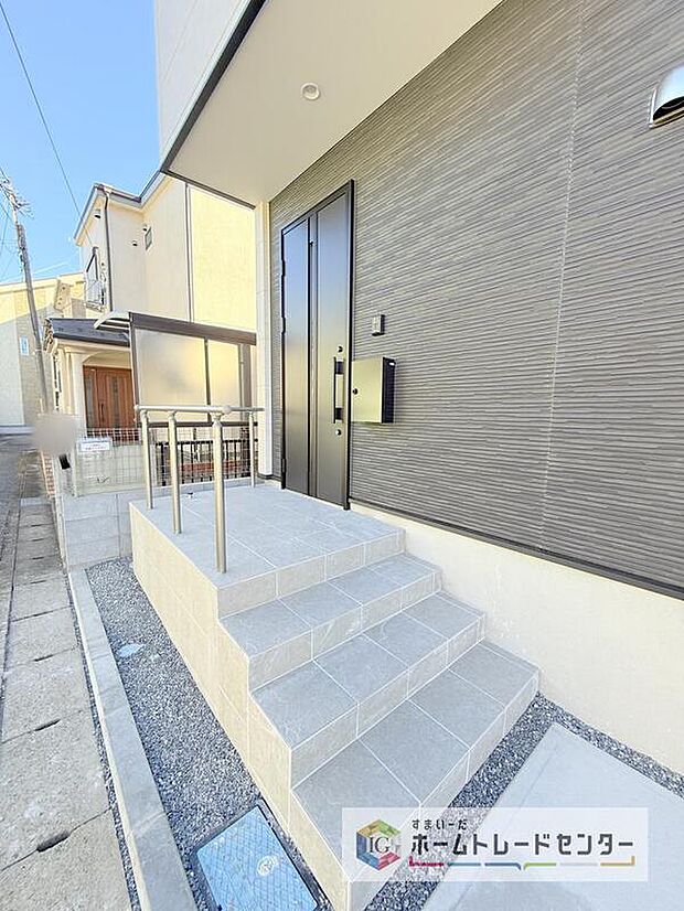 【玄関】アプローチを上がると、木目調の高級感のある玄関ドアがございます。玄関を開けると広々とした空間と収納も目の前に!玄関が広い家は入った瞬間から気持ちが良いです。ぜひご自身で確かめて見て下さい。