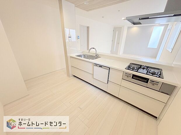 【キッチン】キッチンスペースは家族で作業が出来るよう広めにとりました。みんなで楽しくお料理をすれば、より美味しい食事が創れそうです。そしてお料理好きなお子様が育つかも、もちろん片付けもみんなでできます。