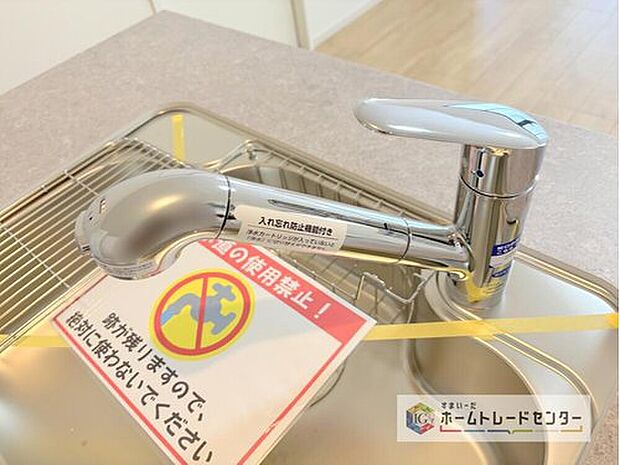 【【浄水器】】浄水カートリッジ内蔵で場所を取らずに見た目もスッキリ。ノズルはシャワーヘッドになっておりお掃除も楽々です。