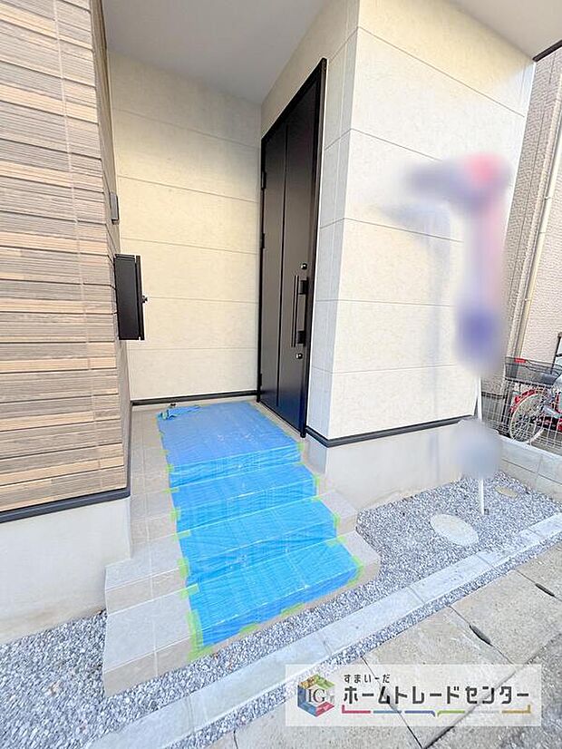 【玄関】アプローチを上がると、木目調の高級感のある玄関ドアがございます。玄関を開けると広々とした空間と収納も目の前に!玄関が広い家は入った瞬間から気持ちが良いです。ぜひご自身で確かめて見て下さい。