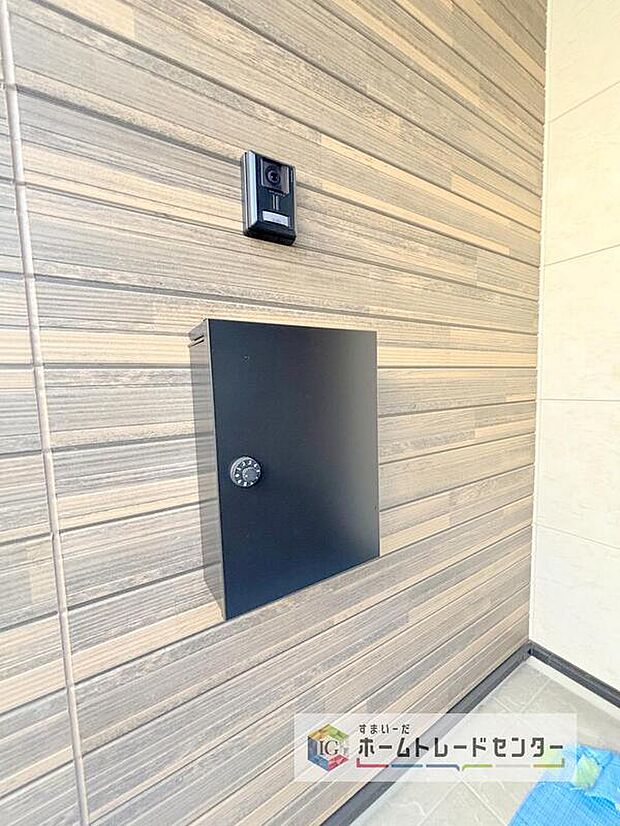 【ポスト】壁付きのポストは玄関先まで出ていく必要がないため、雨の日なども濡れずに郵便物を取りにいけます。