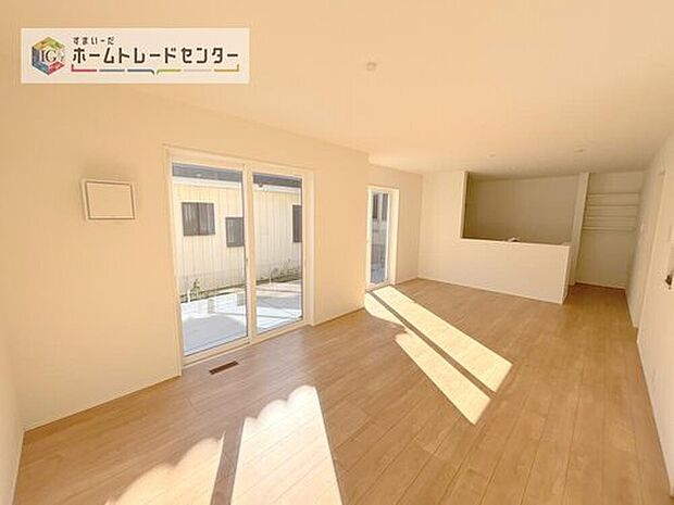 【リビング】広々としたリビングは南側に設けた掃き出し窓からたくさんの陽光を取り入れてくれます。家族が集まる空間ですからやはり明るさと、暖かさは大切です。広さがありますので家具の配置に悩まなくて済むのも良いです。