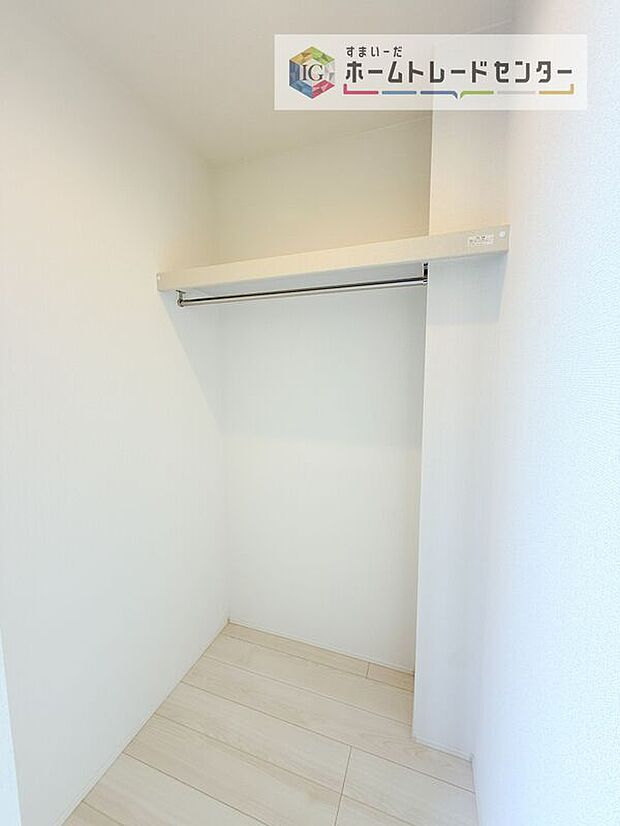 【ウォークインクローゼット】あると助かるウォークインクローゼットです。長く住むにつれて自然と多くなるお荷物も楽々しっかりと収納できます。また、時間のかかる衣替えも衣服の順番を変えるだけでいつでも簡単にできてストレスフリー。