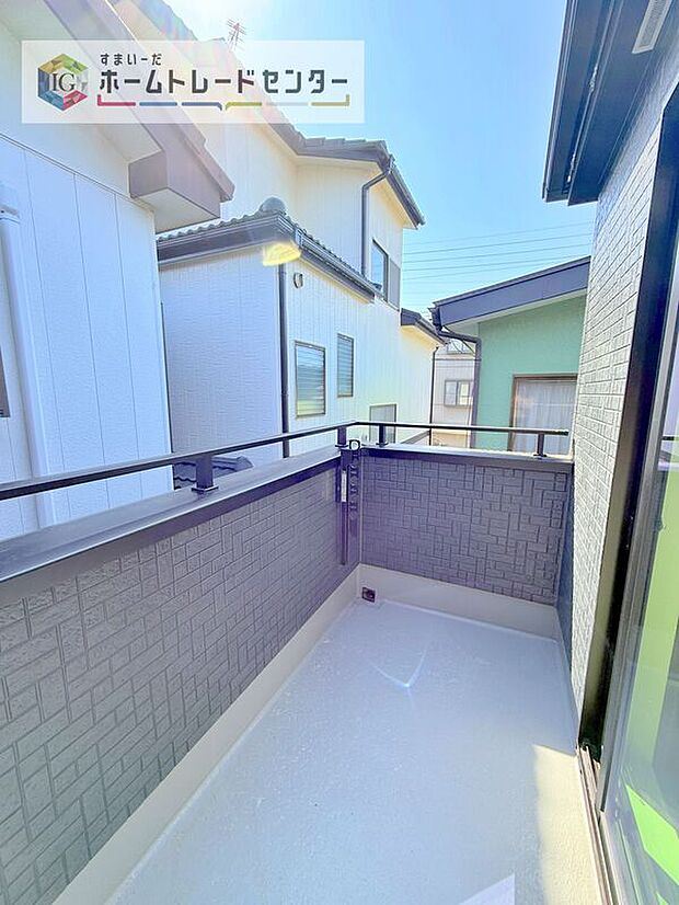 【バルコニー】南面に面したバルコニーはもちろん日当たり良好です。お洗濯物を干していただく際にも楽にできるように奥行きを広くお取りいたしました。明るく、暖かなゆとりあるスペースで快適に家事を行っていただけます。