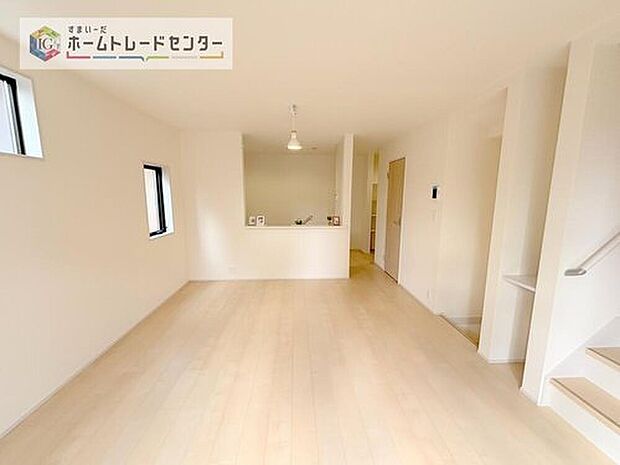 【リビング】縦長で奥行きのあるリビングは、家具の配置がしやすく使い勝手が非常に良いです。特にソファを配置した時にその便利さがお分かりいただけると思います。ゆったりと、くつろげる場所でなくてはならないと考えています