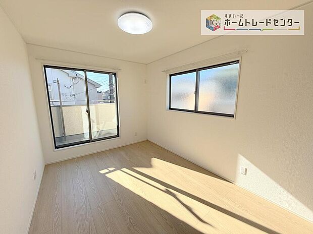 【リビング以外の居室】日当りの良さは写真でも充分に伝わるかと思いますが、開放感のある周囲にめぐまれたおかげで、風通しもとても良くなっております。ぜひ現地を見ていただき体感していただきたいポイントです。