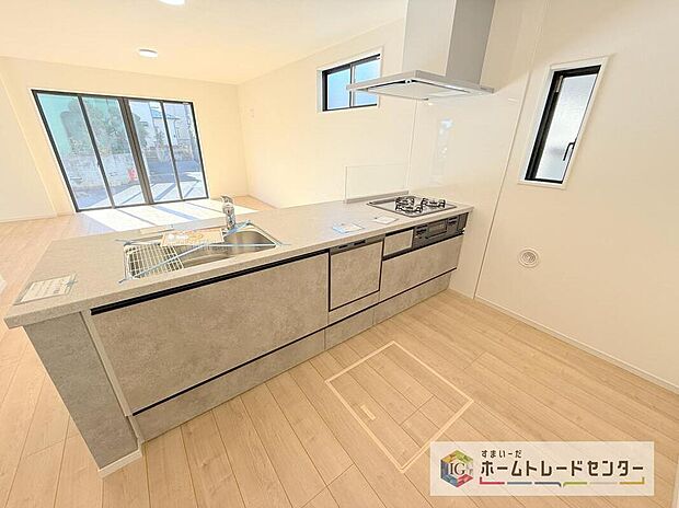 【キッチン】正面に壁がないため作業台からの景色があり、開放感があります。小さなお子様がいるご家庭では、お子様から目を離すことなく安心して料理することができます。