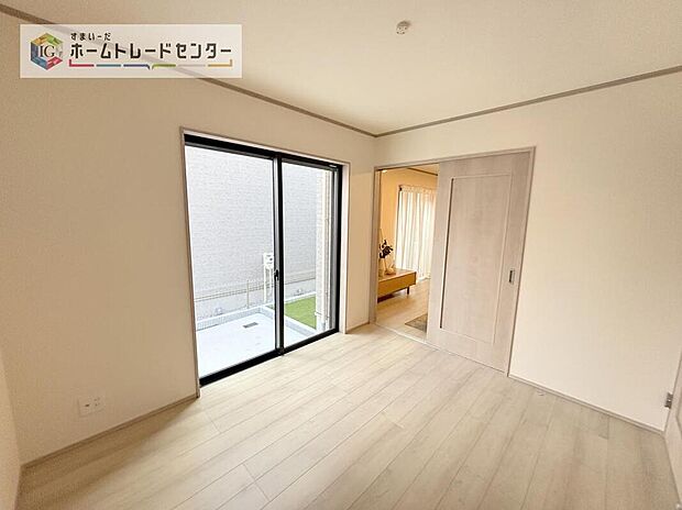 【リビング以外の居室】リビング隣接の洋室は、その機能を発揮できるようしっかりとした広さをお取りいたしました。普段は開放スペース、お子様の遊び場、お客様がいらしたとき、ご両親様がお泊りに来た時など、色々と使い道がございます。