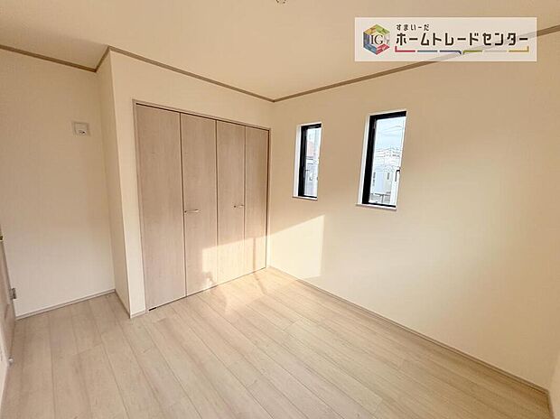 【収納】各居室に収納を完備しております。収納が豊富な住宅は居室空間がしっかりと使えるので暮らしやすさが断然に上がります。荷物を気にすることなく家具の配置をお好み通りにできるのも大きな魅力です。