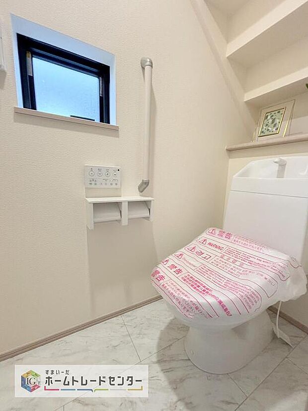 【【トイレ】】暖房機能の付いた便座は冬の寒い日にはあって良かったと本当に思います。もちろん快適で清潔なシャワー機能は標準で備えています。スペースも広くとっているので普段のお掃除もしやすいトイレスペースです。